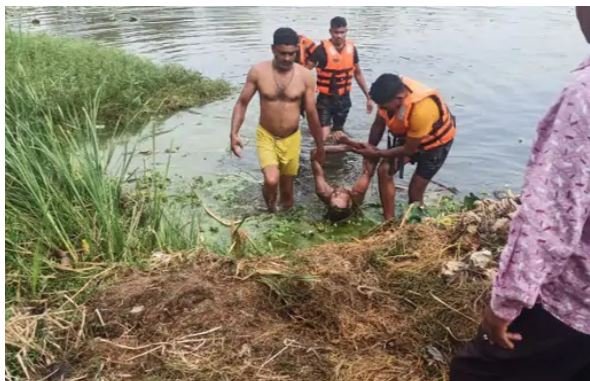CG Accident: तालाब में सफाई के लिए उतरे ग्रामीण की जलकुंभी में फंसकर मौत, मौके पर पुलिस मौजूद