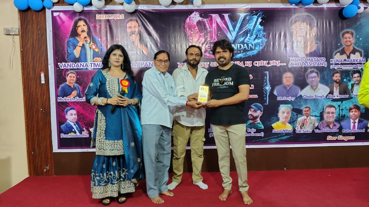 Raipur City News : मायाराम सुरजन हॉल में नीरवंदन म्यूजिकल ग्रुप का भव्य ‘गीतमाला’ कार्यक्रम, 24 गायकों ने बांधा समां