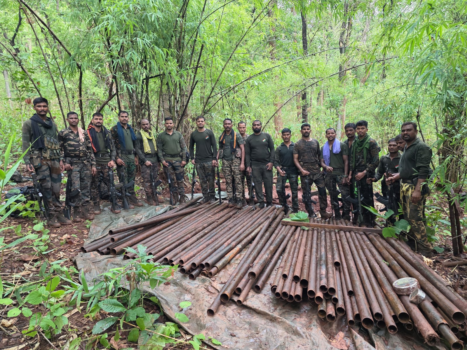 CG News : माओवादियों के हथियार फैक्ट्री का भंडाफोड़, जंगल में छिपाया गया 6 टन हथियार बनाने का सामान बरामद, मौके पर किया गया नष्ट