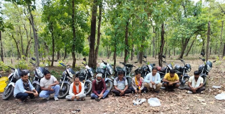 CG News: Police raid gambling den in the forest; 9 gamblers arrested, assets worth lakhs seized.