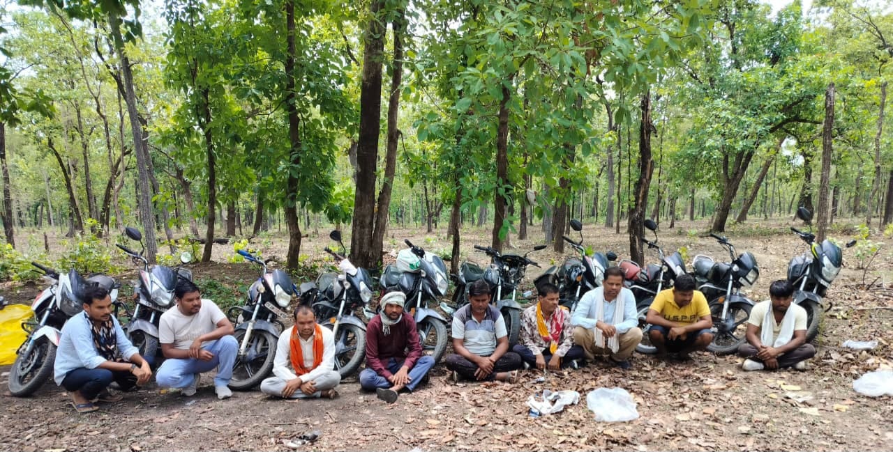 CG News : जंगल में चल रहे जुए के अड्डे पर पुलिस की दबिश, 9 जुआरी गिरफ्तार, लाखों की संपत्ति जब्त