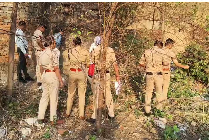 CG Crime : बाड़ी में खून से लथपथ मिली महिला की लाश, सिर पर वार कर हत्या की आशंका, देवर हिरासत में