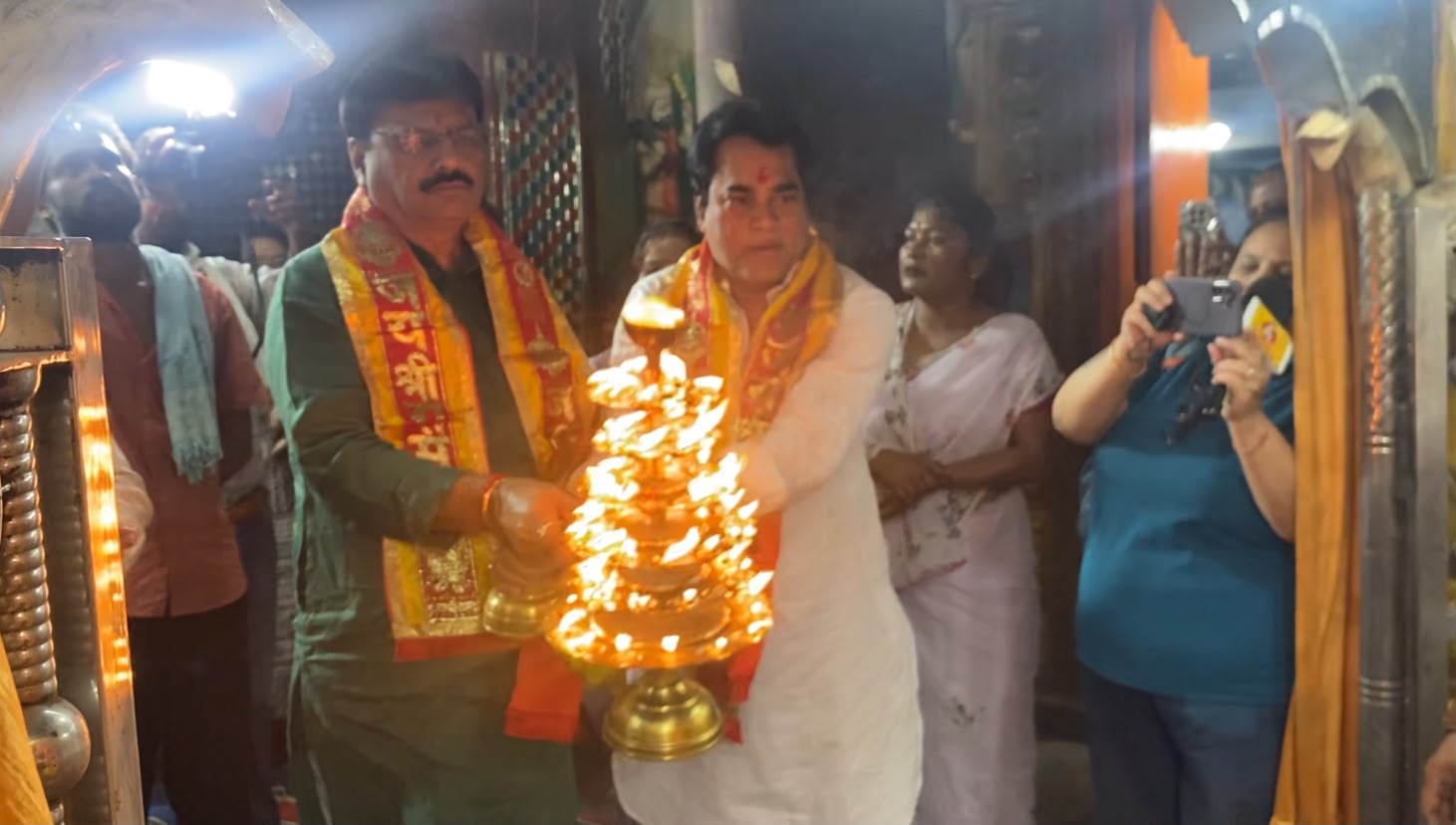 Raipur City News: Rajendra Sharma participated in the feast at Sankatmochan Hanuman Temple and prayed for good rains. Raipur City News: Rajendra Sharma participated in the feast at Sankatmochan Hanuman Temple and prayed for good rains.