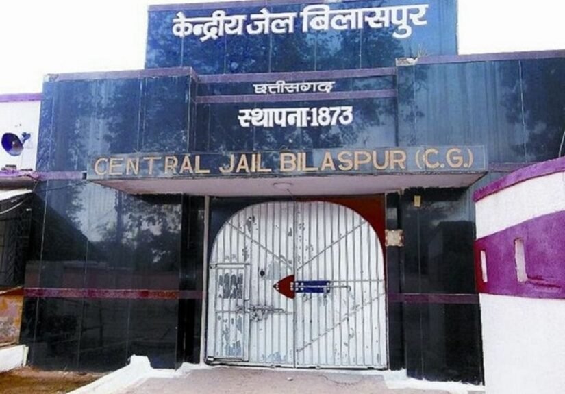 CG Crime: Prisoner kills fellow inmate by crushing him with a concrete slab in Central Jail; questions raised about security arrangements.