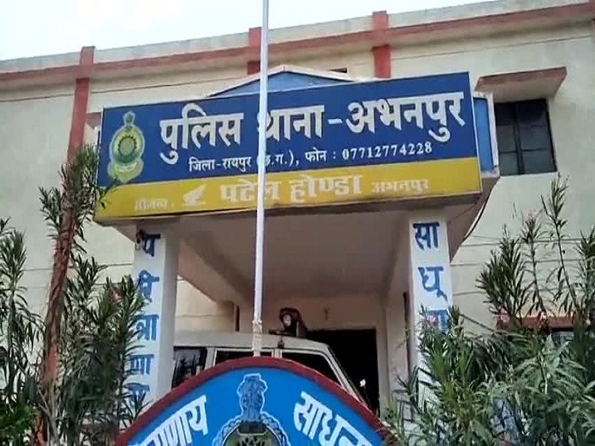 Raipur City News: Bank Mitra was robbed in broad daylight, bike-riding miscreants fled with a bag full of money. Raipur City News: Bank Mitra was robbed in broad daylight, bike-riding miscreants fled with a bag full of money.