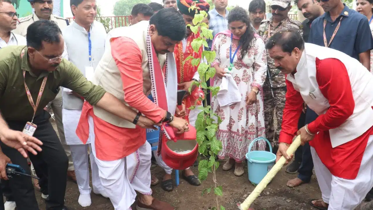 MP News : जल गंगा संवर्धन अभियान का भव्य समापन, CM डॉ. मोहन यादव ने पौधे लगाए और दिव्यांगों को दी ट्राई साइकिल