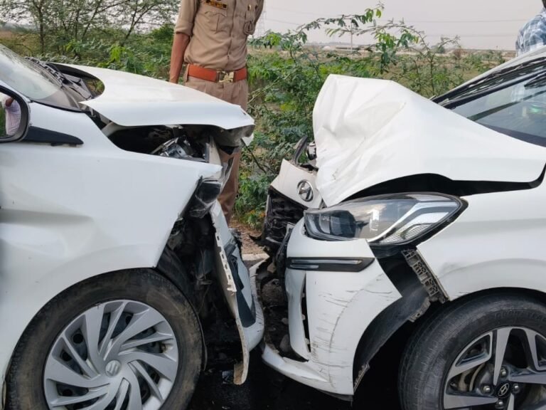 UP Accident: 4 dead, 3 injured in head-on collision between two cars.