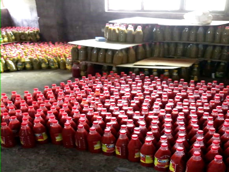 Fake Tomato Sauce : सावधान! टमाटर नहीं, लाल केमिकल खा रहे हैं आप? 235 किलो नकली सॉस पकड़ाया, ऐसे करें तुरंत पहचान Fake Tomato Sauce : सावधान! टमाटर नहीं, लाल केमिकल खा रहे हैं आप? 235 किलो नकली सॉस पकड़ाया, ऐसे करें तुरंत पहचान