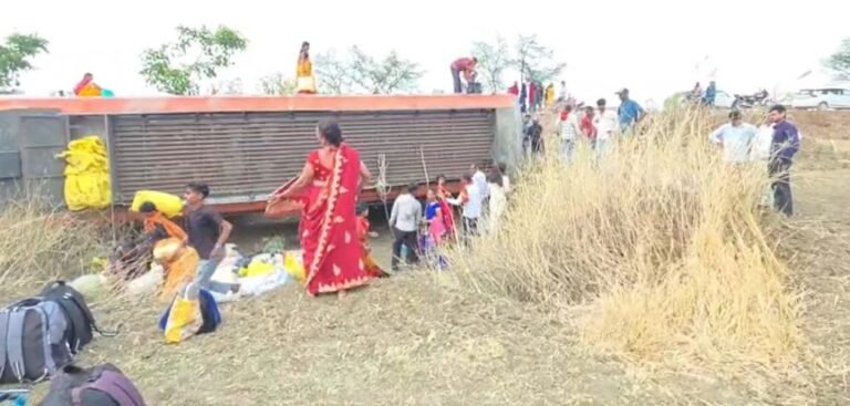 CG Accident: Passenger bus lost control and overturned, injuring more than 12 passengers, who escaped through the windows.