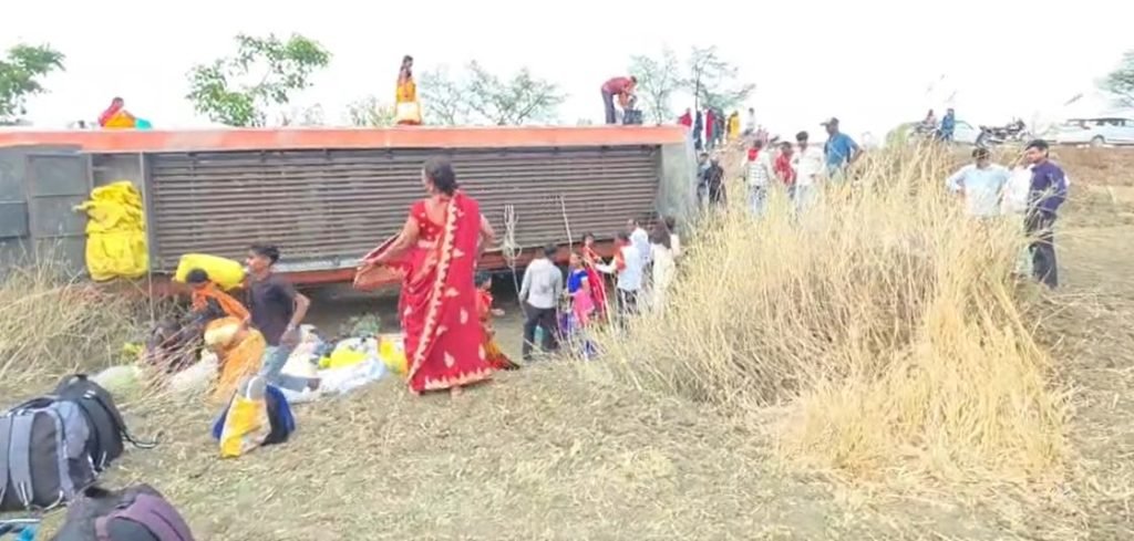 CG Accident: Passenger bus lost control and overturned, injuring more than 12 passengers, who escaped through the windows.