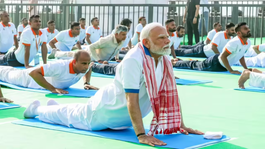 PM Modi, Kolkata Yoga Day LIVE: कोलकाता में मोदी बोले-70 की उम्र में 50 जैसा दिखें, योग इसमें मददगार,पीएम ने 4 आसन किए, लोगों को सिखाया 2 image 24