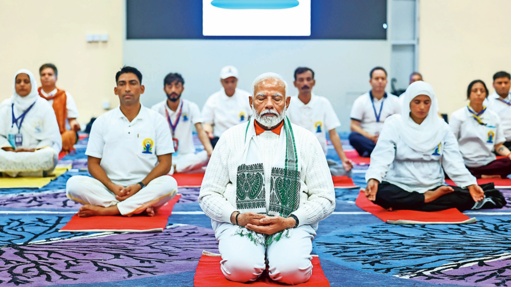 PM Modi, Kolkata Yoga Day LIVE: कोलकाता में मोदी बोले-70 की उम्र में 50 जैसा दिखें, योग इसमें मददगार,पीएम ने 4 आसन किए, लोगों को सिखाया 3 image 25