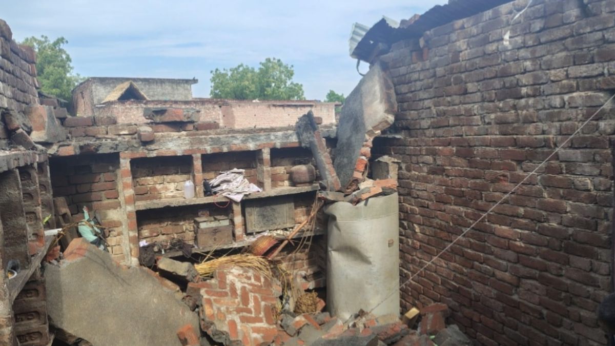 UP News : घर का छत गिरने से एक ही परिवार के तीन लोगों की मौत, तीन बच्चे घायल UP News : घर का छत गिरने से एक ही परिवार के तीन लोगों की मौत, तीन बच्चे घायल