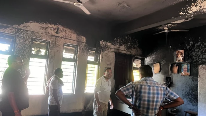 CG News : केशकाल कॉलेज में शार्ट सर्किट से लगी आग, परीक्षा के दौरान हुआ हादसा, मची अफरा-तफरी