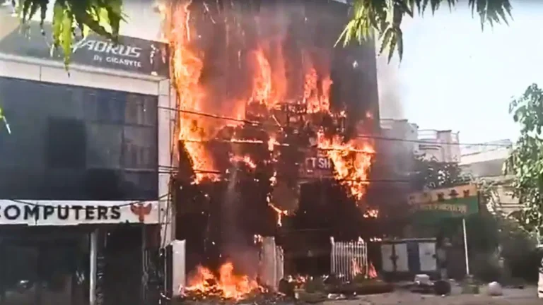 UP Breaking : अलीगंज में कोचिंग सेंटर में लगी भीषण आग, कई बच्चे फंसे; जान बचाने के लिए छत से कूदे युवा, रेस्क्यू जारी