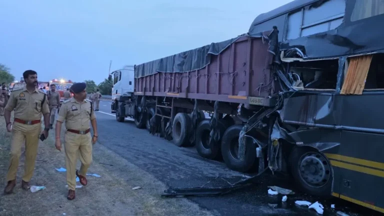 UP Accident : यमुना एक्सप्रेसवे पर भीषण हादसा : स्लीपर बस और ट्रेलर की टक्कर, 4 लोगों की मौत, 20-25 घायल