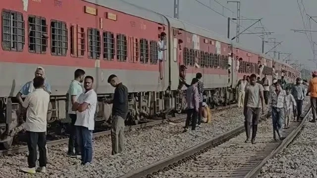 Train Accident in Morena: मुरैना में बड़ा रेल हादसा: आग की अफवाह के बाद ट्रैक पर उतरे यात्री, दूसरी ट्रेन की चपेट में आए, 6 की मौत