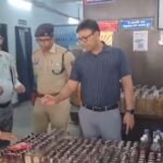 नकली लेबल और डुप्लीकेट होलोग्राम लगा कर बनते नकली ब्रांडेड शराब, एक गिरफ्तार, दो फरार
