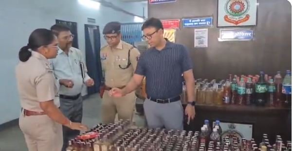 नकली लेबल और डुप्लीकेट होलोग्राम लगा कर बनते नकली ब्रांडेड शराब, एक गिरफ्तार, दो फरार