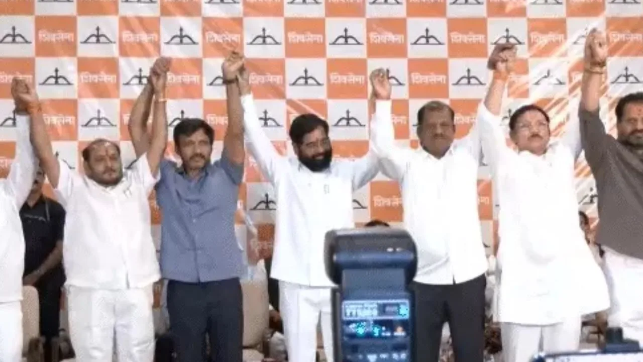 Maharashtra : महाराष्ट्र की राजनीति में बड़ा बदलाव : उद्धव गुट के 6 सांसद एकनाथ शिंदे की शिवसेना में शामिल, बोले- 6 टाइगर यहां पर हैं