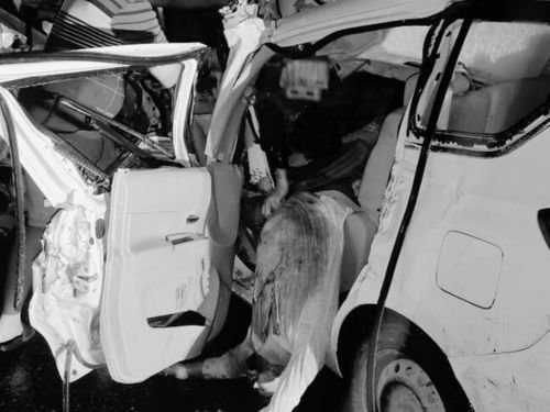 UP Accident: Head-on collision between speeding Ertiga car and trailer; 4 dead, one injured.