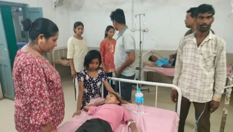 Jharkhand : कस्तूरबा गांधी स्कूल में फूड पॉयजनिंग से 100 से अधिक छात्राएं बीमार, मचा हड़कंप