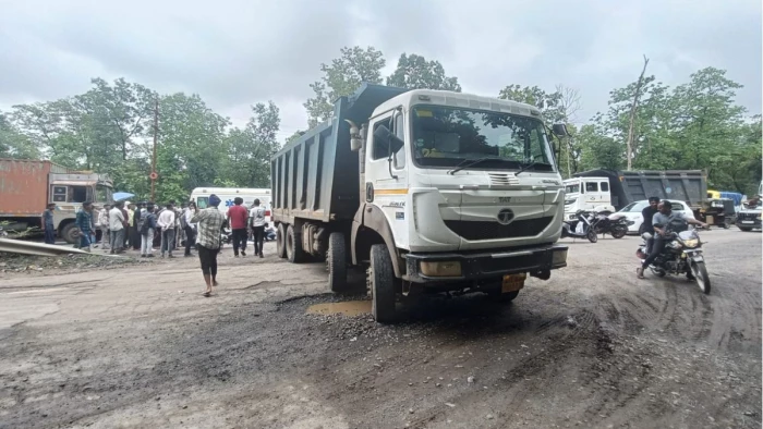 MP Accident: Speeding dumper hits motorcycle; child killed, parents injured.
