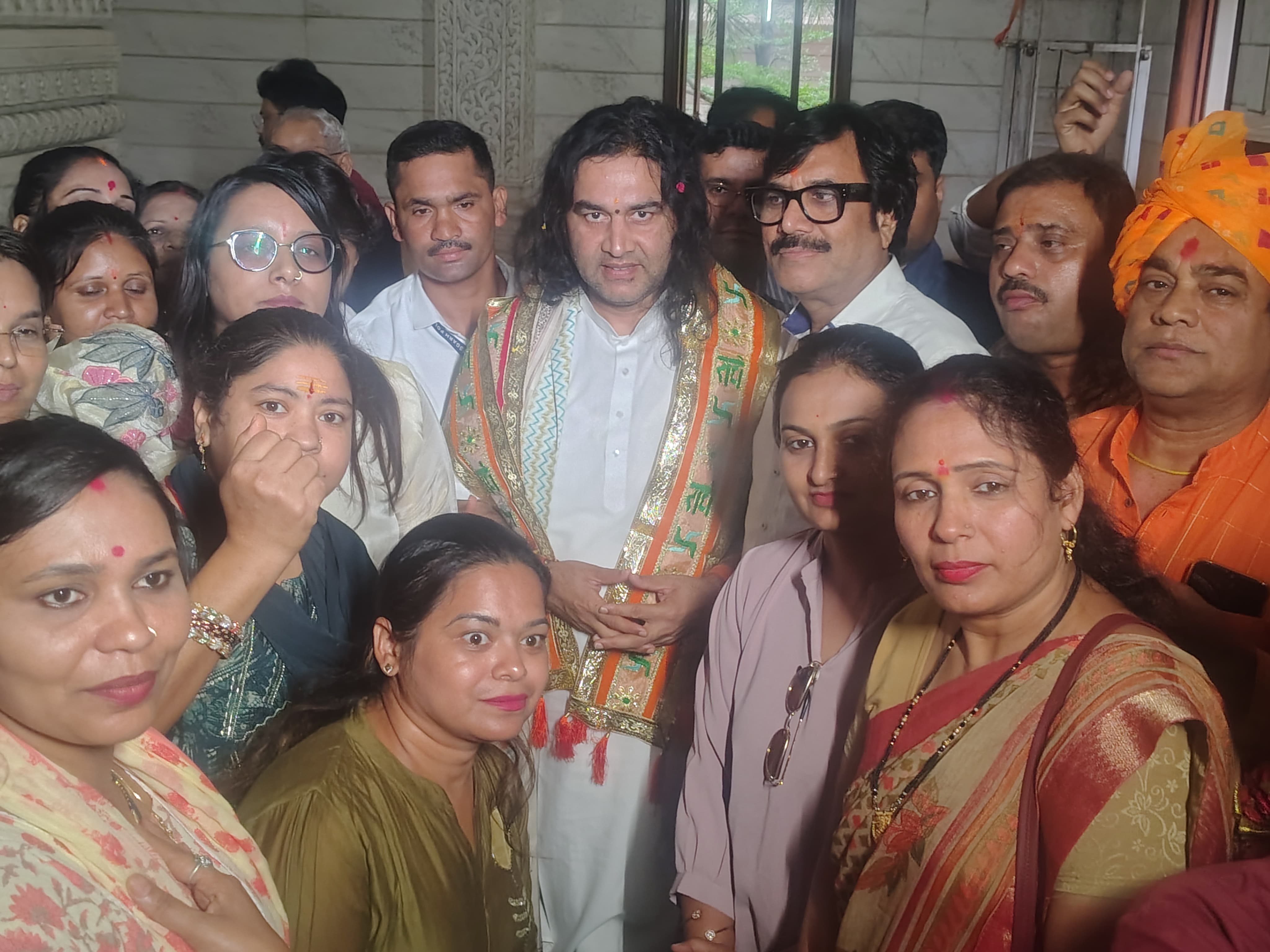 Raipur City News : देवकीनंदन ठाकुर महाराज का माना एयरपोर्ट पर किया भव्य स्वागत, राज्य सरकार ने दिया राजकीय अतिथि का दर्जा