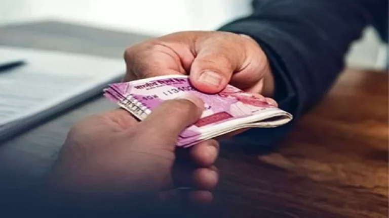 MP News: Demanding a bribe to clear a transfer order proved costly; Medical Officer caught in Lokayukta trap while accepting ₹5,000.