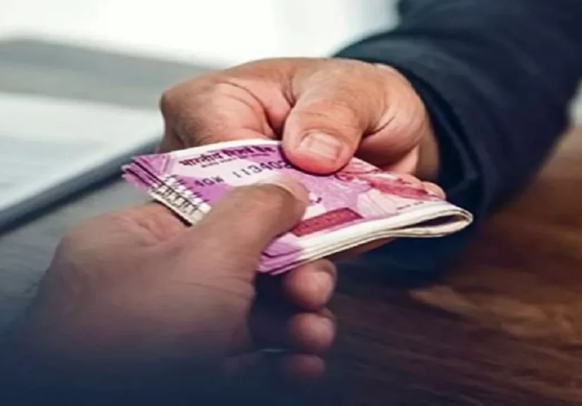 MP News: Demanding a bribe to clear a transfer order proved costly; Medical Officer caught in Lokayukta trap while accepting ₹5,000.