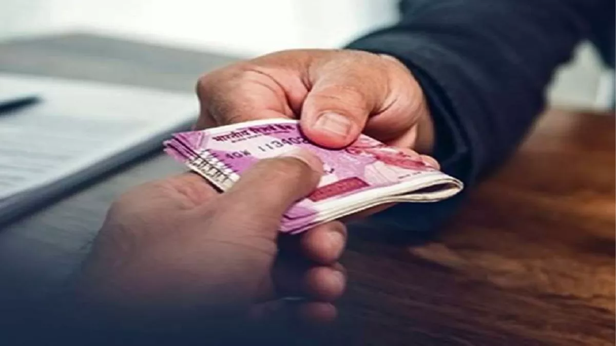 MP News: Demanding a bribe to clear a transfer order proved costly; Medical Officer caught in Lokayukta trap while accepting ₹5,000.
