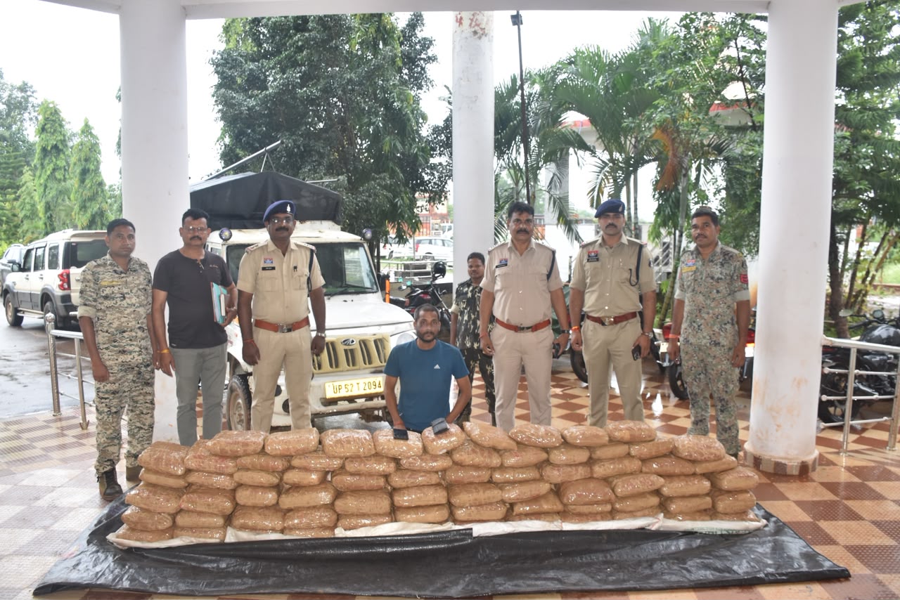 CG News : पुलिस ने की 214 किलो गांजा जब्त, 1.07 करोड़ की खेप के साथ तस्कर गिरफ्तार, साथी फरार