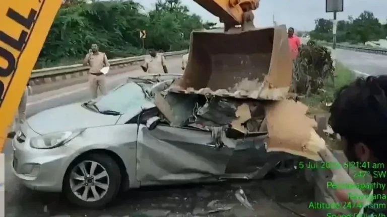 Accident : तेलंगाना के नलगोंडा में भीषण सड़क हादसा : बस ने कार को मारी टक्कर, 4 लोगों की मौत