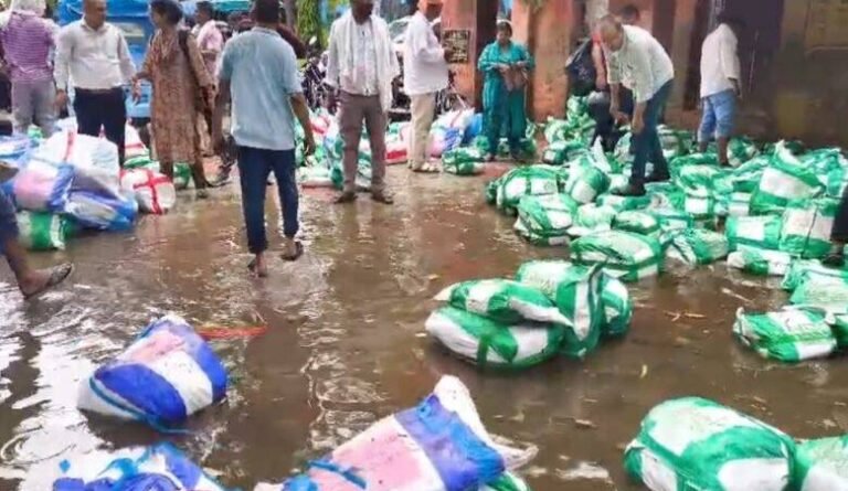 Bihar News : बक्सर शिक्षा विभाग की लापरवाही उजागर, बारिश के पानी में डूबे 167 स्कूलों के प्रश्न पत्र, 2100 बंडल जलजमाव में भीगे
