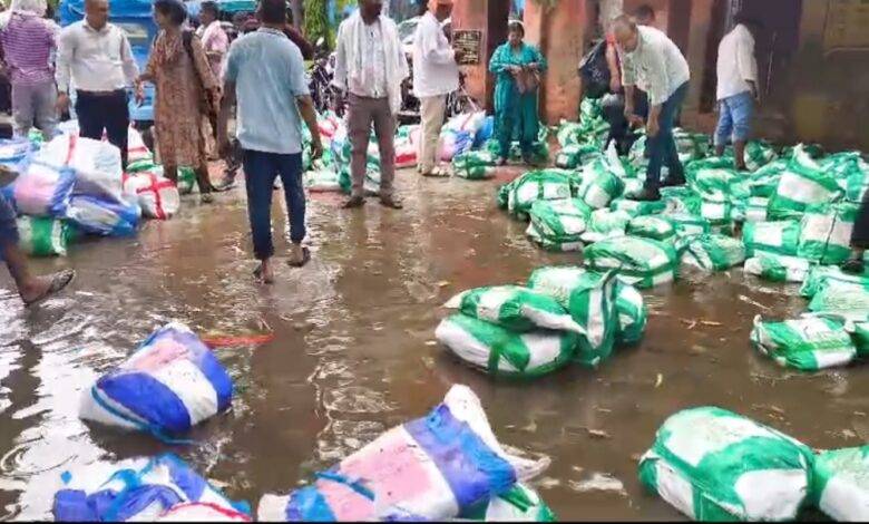 Bihar News : बक्सर शिक्षा विभाग की लापरवाही उजागर, बारिश के पानी में डूबे 167 स्कूलों के प्रश्न पत्र, 2100 बंडल जलजमाव में भीगे