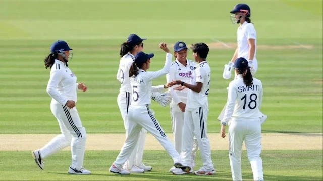 IND W vs ENG W: लॉर्ड्स टेस्ट में भारत का दबदबा, क्रांति गौड़ के पांच विकेट से इंग्लैंड 170 रन पर ढेर
