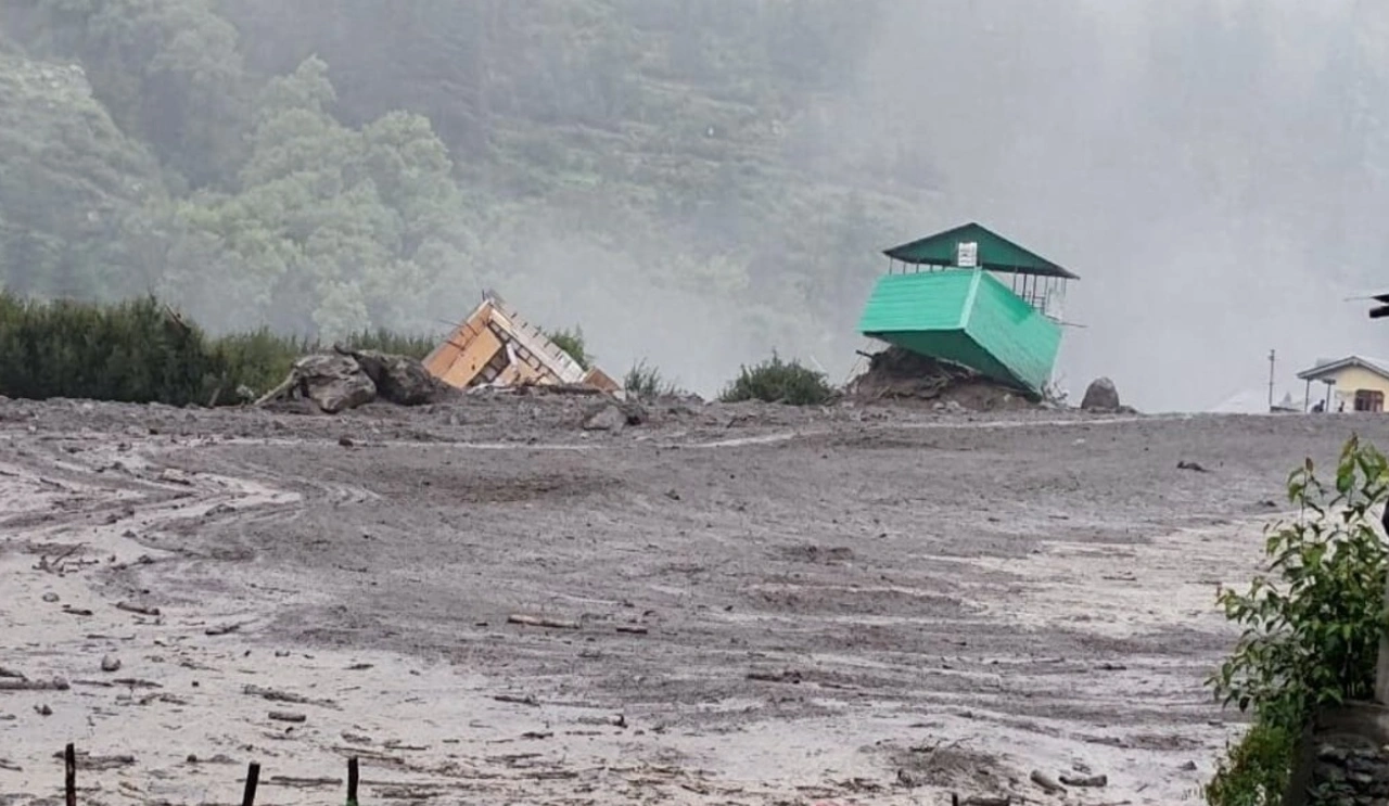 Kashmir Anantnag Cloudburst: अनंतनाग में बादल फटने से भारी तबाही, कई होटल और घर डूबे, प्रशासन अलर्ट मोड पर, राहत कार्य जारी