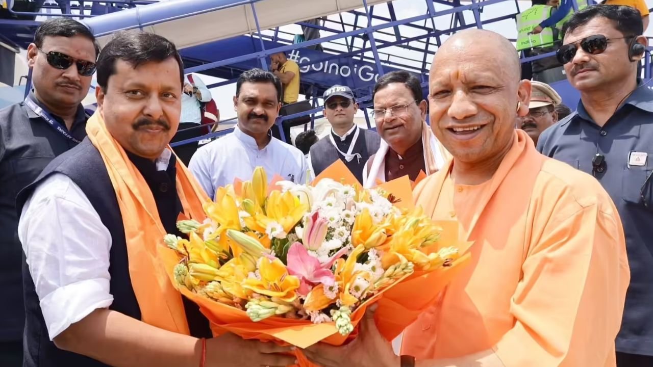 Nitin Nabin Lucknow Visit: दो दिवसीय दौरे पर लखनऊ पहुंचे नितिन नवीन, एयरपोर्ट पर सीएम योगी और पंकज चौधरी ने किया स्वागत