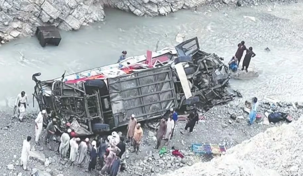 Pakistan Bus Accident : पाकिस्तान में बड़ा हादसा : गहरी खाई में गिरी यात्रियों से भरी बस; 40 लोगों की मौत