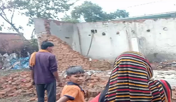 MP News: Storm and rain wreak havoc; mud house collapses in Singrauli, 9-year-old girl dies after being buried under the debris.