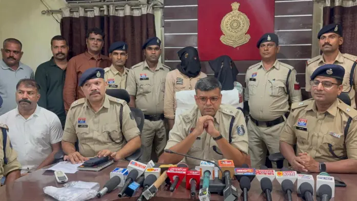 CG Crime: Two arrested for attempting to rob a jeweler; they had arrived disguised as women, armed with a country-made pistol and chili powder.