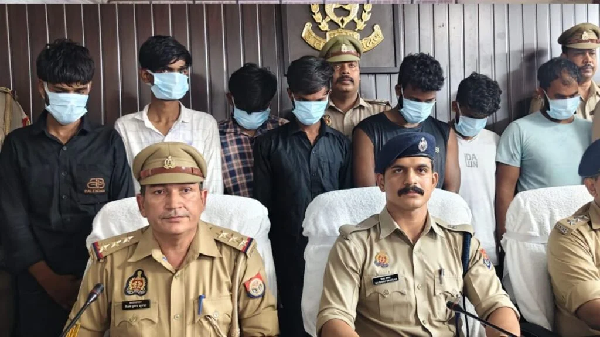 UP Crime: ₹5 lakh robbery solved; crime committed after conducting recce of a bullion trader; 8 accused arrested.