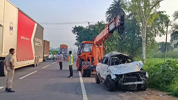 UP News: Speeding car overturns after losing control while returning from Haridwar; 3 friends killed.