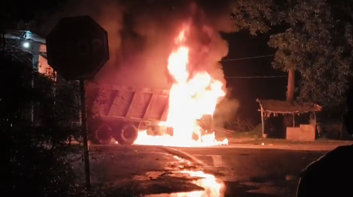 CG News: Massive fire breaks out in moving Hyva truck; three people, including the driver, suffer severe burns.