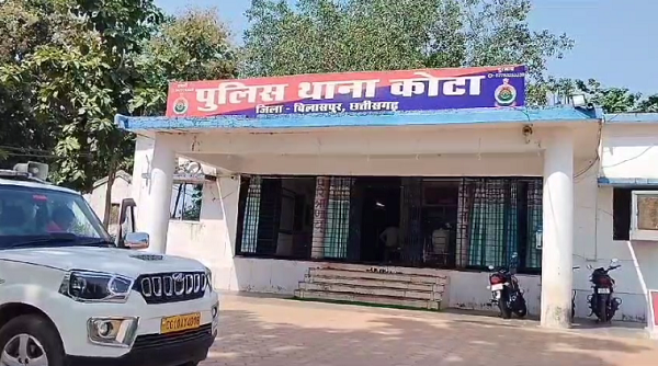 CG News: Railway ticket collection agent robbed in broad daylight; bike-borne miscreants fled with a bag full of cash.