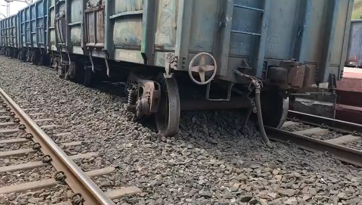 CG News: Major rail accident averted; three wagons of a goods train derailed at Kargi Road station.