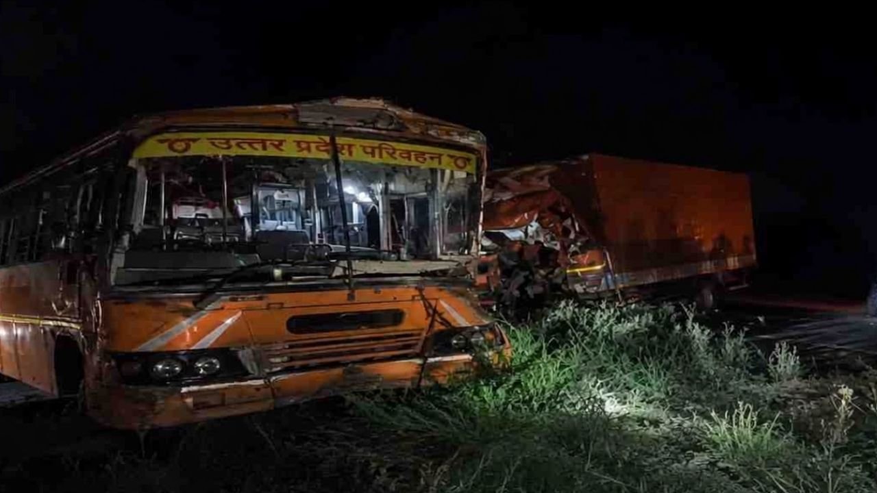 UP Accident : एटा में भीषण हादसा : सड़क किनारे खड़ी बस को कंटेनर ने मारी टक्कर, 5 लोगों की मौत, 12 घायल