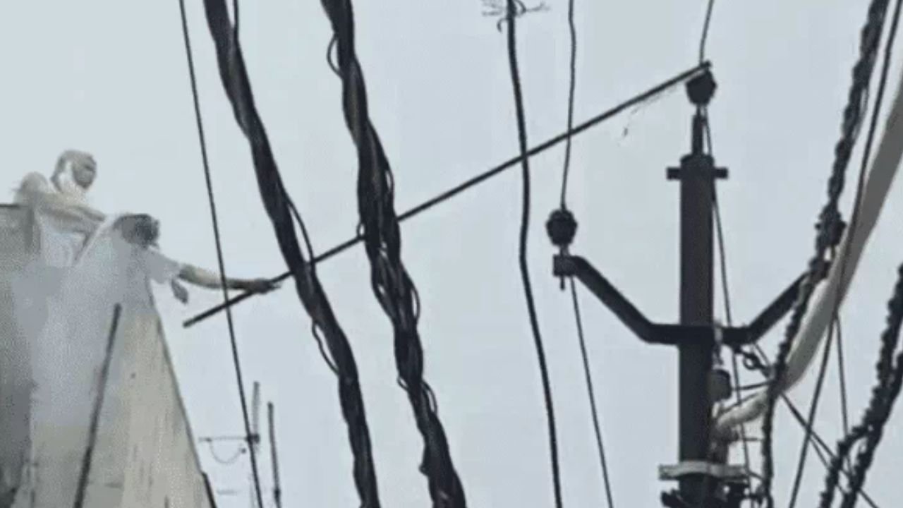 UP News : पतंग उतारते हुए हाइटेंशन लाइन के करंट की चपेट में आया पोता, बचाने गए दादा, दोनों की मौत
