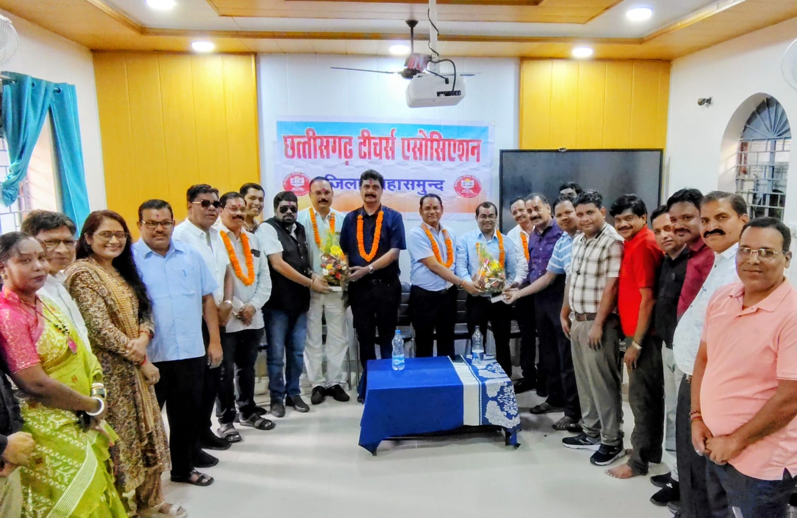CG News : छत्तीसगढ़ टीचर्स एसोसिएशन ने जिला शिक्षा अधिकारी महासमुन्द, गरियाबंद एवं रायपुर का किया सम्मान CG News : छत्तीसगढ़ टीचर्स एसोसिएशन ने जिला शिक्षा अधिकारी महासमुन्द, गरियाबंद एवं रायपुर का किया सम्मान