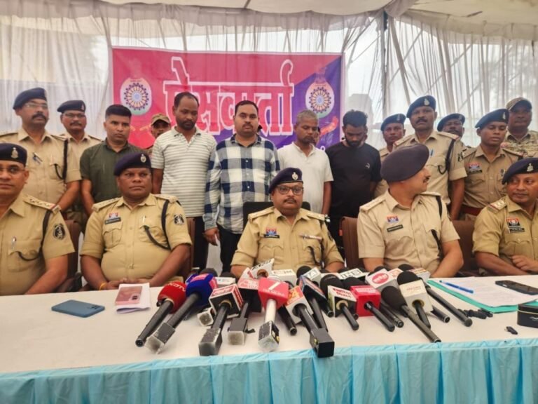 CG News: 43 teachers defrauded of ₹10–12 crore; 5 members of an inter-district gang arrested after a three-month investigation.